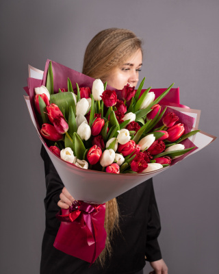 Букет 51 тюльпан красный и белый в упаковке арт. 7337
