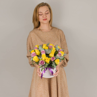 Коробка с желтыми и фиолетовыми кенийскими розами и эвкалиптом арт. 50536