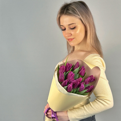 Букет из 19 фиолетовых тюльпанов в упаковке арт. 59900-Ф
