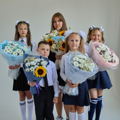 Букет школьный с хризантемой и танацетумом ромашками арт. 84569