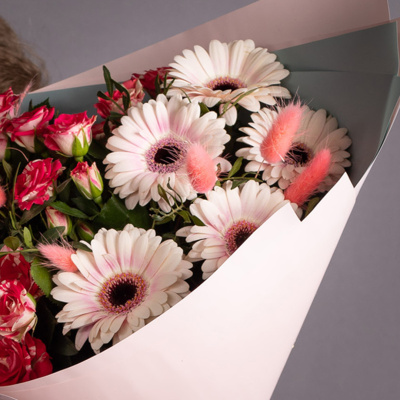 Букет из кустовой розы и мини гербер "Офелия мини. Размер М". арт. 35972/M