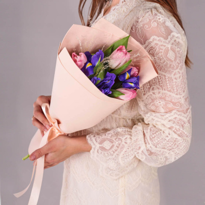 Букет мини из розовых тюльпанов с ирисами арт. 59869