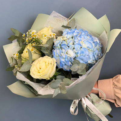 Букет из голубой гортензии с розами и мелкими ромашками арт. 66831-Г
