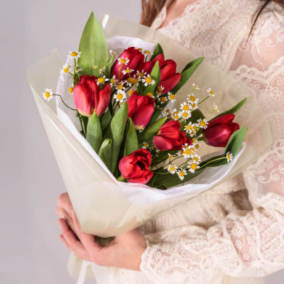 Букет из 7 красных тюльпанов с ромашками арт. 59873