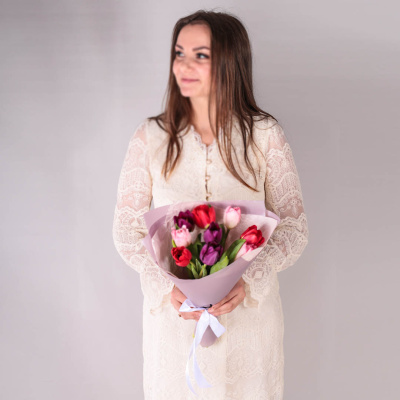 Яркий букет из тюльпанов в упаковке арт. 28403