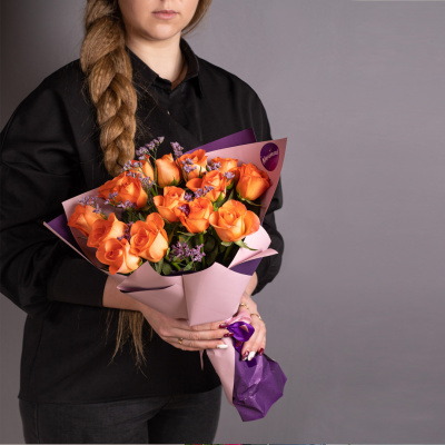 Букет из Кенийских оранжевых роз с лимониумом арт. 28447-Л