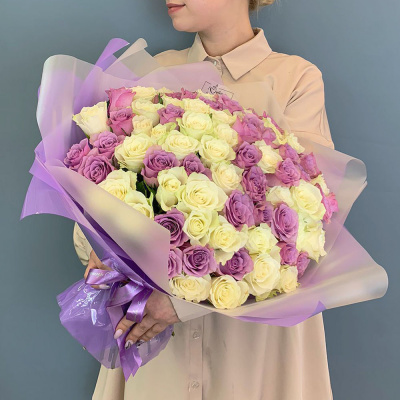 Букет 101 бело-сиреневая роза Кения в упаковке арт. 29178-Р