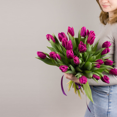 Фиолетовые тюльпаны 25 шт. с лентой (без упаковки) арт. 7338