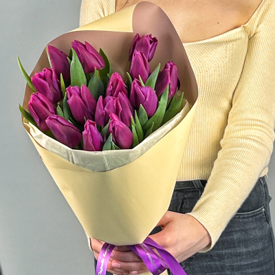 Букет из 19 фиолетовых тюльпанов в упаковке арт. 59900-Ф