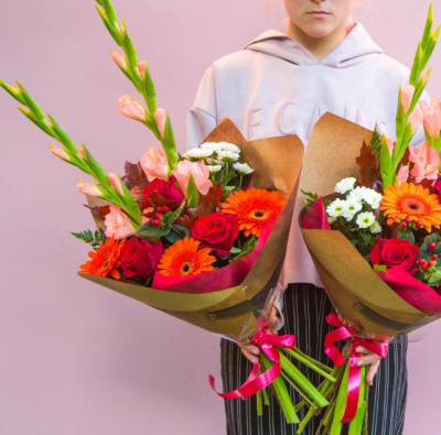 Букет "Поздравляю" из гладиолусов с розами и герберами. арт. 7610