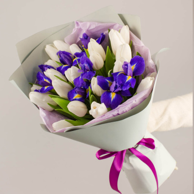 Букет 19 белых тюльпанов с ирисами арт. 46457