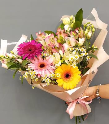 Букет из гербер, ромашек, альстромерии. Беззаботность и мечты арт. 36298