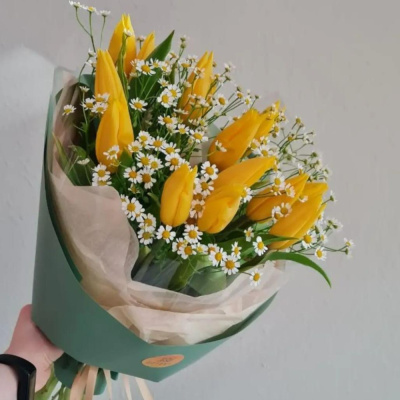 Букет из 15 желтых тюльпанов с ромашками (танацетум) арт. 28407