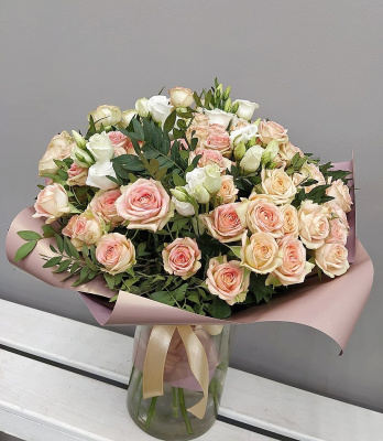 Букет из нежных кустовых роз с эустомой арт. 27813