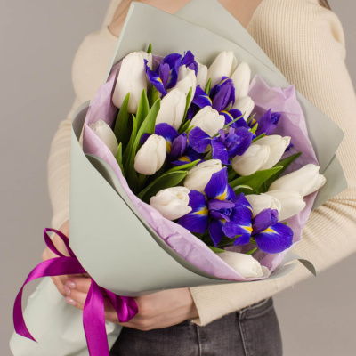 Букет 19 белых тюльпанов с ирисами арт. 46457