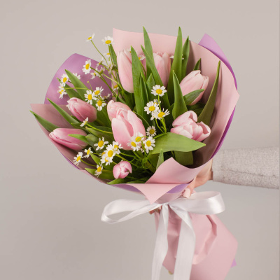 Романтичный букет из розовых тюльпанов с ромашками арт. 46336