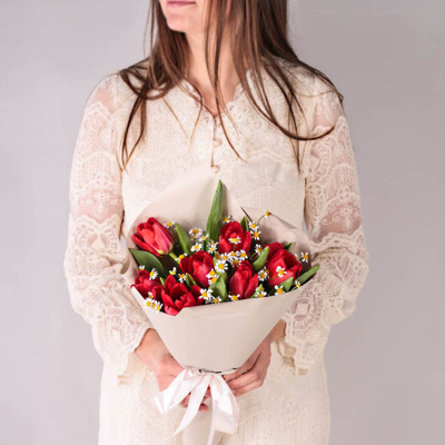 Небольшой букет из красных тюльпанов с ромашками арт. 46336