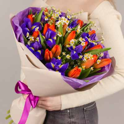Букет из тюльпанов с ирисами и ромашками (17+9) арт. 46397